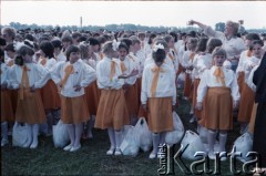 13.06.1987, Łódź, Polska.
Trzecia pielgrzymka papieża Jana Pawła II do Polski w dniach 8-14 czerwca 1987 roku. Msza święta sprawowana przez Ojca Świętego na lotnisku Łódź-Lublinek, podczas której do Pierwszej Komunii Świętej przystąpiło 1600 dzieci.
Fot. Edward Grochowicz, zbiory Ośrodka KARTA