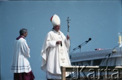 13.06.1987, Łódź, Polska.
Trzecia pielgrzymka papieża Jana Pawła II do Polski w dniach 8-14 czerwca 1987 roku. Msza święta sprawowana przez Ojca Świętego na lotnisku Łódź-Lublinek, podczas której do Pierwszej Komunii Świętej przystąpiło 1600 dzieci.
Fot. Edward Grochowicz, zbiory Ośrodka KARTA