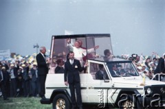 13.06.1987, Łódź, Polska.
Trzecia pielgrzymka papieża Jana Pawła II do Polski w dniach 8-14 czerwca 1987 roku. Msza święta sprawowana przez Ojca Świętego na lotnisku Łódź-Lublinek, podczas której do Pierwszej Komunii Świętej przystąpiło 1600 dzieci. Papież pozdrawia wiernych z papamobile.
Fot. Edward Grochowicz, zbiory Ośrodka KARTA