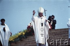 13.06.1987, Łódź, Polska.
Trzecia pielgrzymka papieża Jana Pawła II do Polski w dniach 8-14 czerwca 1987 roku. Msza święta sprawowana przez Ojca Świętego na lotnisku Łódź-Lublinek, podczas której do Pierwszej Komunii Świętej przystąpiło 1600 dzieci. Jan Paweł II pozdrawia wiernych.
Fot. Edward Grochowicz, zbiory Ośrodka KARTA