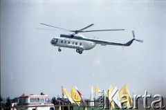 13.06.1987, Łódź, Polska.
Trzecia pielgrzymka papieża Jana Pawła II do Polski w dniach 8-14 czerwca 1987 roku. Helikopter z Ojcem Świętym na pokładzie ląduje na lotnisku Łódź-Lublinek, gdzie papież odprawi mszę świętą.
Fot. Edward Grochowicz, zbiory Ośrodka KARTA