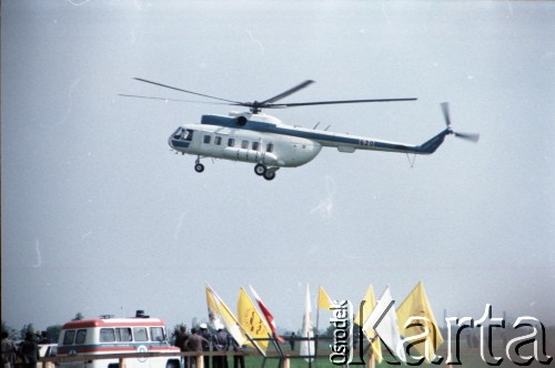 13.06.1987, Łódź, Polska.
Trzecia pielgrzymka papieża Jana Pawła II do Polski w dniach 8-14 czerwca 1987 roku. Helikopter z Ojcem Świętym na pokładzie ląduje na lotnisku Łódź-Lublinek, gdzie papież odprawi mszę świętą.
Fot. Edward Grochowicz, zbiory Ośrodka KARTA