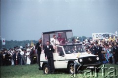 13.06.1987, Łódź, Polska.
Trzecia pielgrzymka papieża Jana Pawła II do Polski w dniach 8-14 czerwca 1987 roku. Msza święta sprawowana przez Ojca Świętego na lotnisku Łódź-Lublinek, podczas której do Pierwszej Komunii Świętej przystąpiło 1600 dzieci. Jan Paweł II z biskupem łódzkim Władysławem Ziółkiem w papamobile.
Fot. Edward Grochowicz, zbiory Ośrodka KARTA