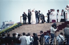 13.06.1987, Łódź, Polska.
Trzecia pielgrzymka papieża Jana Pawła II do Polski w dniach 8-14 czerwca 1987 roku. Msza święta sprawowana przez Ojca Świętego na lotnisku Łódź-Lublinek, podczas której do Pierwszej Komunii Świętej przystąpiło 1600 dzieci. Jan Paweł II pozdrawia wiernych. Obok Ojca Świętego 4. z prawej ksiądz Piero Marini, Mistrz Papieskich Ceremonii Liturgicznych.
Fot. Edward Grochowicz, zbiory Ośrodka KARTA