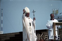 13.06.1987, Łódź, Polska.
Trzecia pielgrzymka papieża Jana Pawła II do Polski w dniach 8-14 czerwca 1987 roku. Msza święta sprawowana przez Ojca Świętego na lotnisku Łódź-Lublinek, podczas której do Pierwszej Komunii Świętej przystąpiło 1600 dzieci. Jan Paweł II pozdrawia wiernych. Z prawej ksiądz Piero Marini, Mistrz Papieskich Ceremonii Liturgicznych.
Fot. Edward Grochowicz, zbiory Ośrodka KARTA