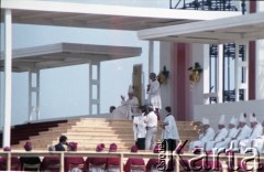 13.06.1987, Łódź, Polska.
Trzecia pielgrzymka papieża Jana Pawła II do Polski w dniach 8-14 czerwca 1987 roku. Msza święta sprawowana przez Ojca Świętego na lotnisku Łódź-Lublinek, podczas której do Pierwszej Komunii Świętej przystąpiło 1600 dzieci.
Fot. Edward Grochowicz, zbiory Ośrodka KARTA