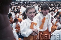 13.06.1987, Łódź, Polska.
Trzecia pielgrzymka papieża Jana Pawła II do Polski w dniach 8-14 czerwca 1987 roku. Msza święta sprawowana przez Ojca Świętego na lotnisku Łódź-Lublinek. Na zdjęciu dzieci, które przystąpiły tego dnia do Pierwszej Komunii Świętej.
Fot. Edward Grochowicz, zbiory Ośrodka KARTA