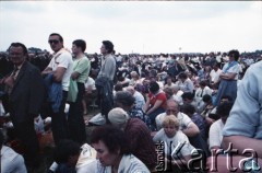 13.06.1987, Łódź, Polska.
Trzecia pielgrzymka papieża Jana Pawła II do Polski w dniach 8-14 czerwca 1987 roku. Wierni podczas mszy świętej sprawowanej przez Ojca Świętego na lotnisku Łódź-Lublinek.
Fot. Edward Grochowicz, zbiory Ośrodka KARTA