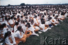 13.06.1987, Łódź, Polska.
Trzecia pielgrzymka papieża Jana Pawła II do Polski w dniach 8-14 czerwca 1987 roku. Msza święta sprawowana przez Ojca Świętego na lotnisku Łódź-Lublinek. Na zdjęciu dzieci, które przystąpiły tego dnia do Pierwszej Komunii Świętej.
Fot. Edward Grochowicz, zbiory Ośrodka KARTA