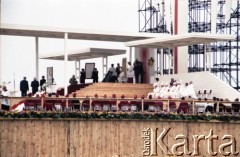 13.06.1987, Łódź, Polska.
Trzecia pielgrzymka papieża Jana Pawła II do Polski w dniach 8-14 czerwca 1987 roku. Msza święta sprawowana przez Ojca Świętego na lotnisku Łódź-Lublinek, podczas której do Pierwszej Komunii Świętej przystąpiło 1600 dzieci. Papież Jan Paweł II przyjmuje dary.
Fot. Edward Grochowicz, zbiory Ośrodka KARTA