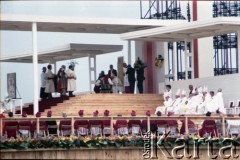 13.06.1987, Łódź, Polska.
Trzecia pielgrzymka papieża Jana Pawła II do Polski w dniach 8-14 czerwca 1987 roku. Msza święta sprawowana przez Ojca Świętego na lotnisku Łódź-Lublinek, podczas której do Pierwszej Komunii Świętej przystąpiło 1600 dzieci. Papież Jan Paweł II przyjmuje dary.
Fot. Edward Grochowicz, zbiory Ośrodka KARTA