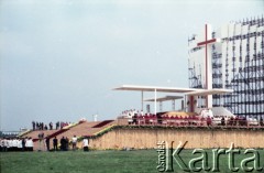13.06.1987, Łódź, Polska.
Trzecia pielgrzymka papieża Jana Pawła II do Polski w dniach 8-14 czerwca 1987 roku. Msza święta sprawowana przez Ojca Świętego na lotnisku Łódź-Lublinek, podczas której do Pierwszej Komunii Świętej przystąpiło 1600 dzieci.
Fot. Edward Grochowicz, zbiory Ośrodka KARTA