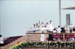 13.06.1987, Łódź, Polska.
Trzecia pielgrzymka papieża Jana Pawła II do Polski w dniach 8-14 czerwca 1987 roku. Msza święta sprawowana przez Ojca Świętego na lotnisku Łódź-Lublinek, podczas której do Pierwszej Komunii Świętej przystąpiło 1600 dzieci.
Fot. Edward Grochowicz, zbiory Ośrodka KARTA
