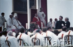 10.06.1987, Tarnów, Polska.
Trzecia pielgrzymka papieża Jana Pawła II do Polski w dniach 8-14 czerwca 1987 roku. Msza święta sprawowana przez Ojca Świętego, podczas której papież beatyfikował Karolinę Kózkównę. Z lewej siedzą arcybiskup metropolita krakowski kardynał Franciszek Macharski i biskup tarnowski Jerzy Ablewicz, obok Jana Pawła II stoi ksiądz Piero Marini, Mistrz Papieskich Ceremonii Liturgicznych, poniżej prymas Polski kardynał Józef Glemp.
Fot. Edward Grochowicz, zbiory Ośrodka KARTA