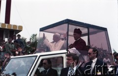 10.06.1987, Tarnów, Polska.
Trzecia pielgrzymka papieża Jana Pawła II do Polski w dniach 8-14 czerwca 1987 roku. Ojciec Święty przejeżdża w papamobile, towarzyszy mu biskup tarnowski Jerzy Ablewicz.
Fot. Edward Grochowicz, zbiory Ośrodka KARTA