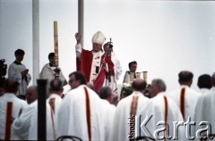 10.06.1987, Tarnów, Polska.
Trzecia pielgrzymka papieża Jana Pawła II do Polski w dniach 8-14 czerwca 1987 roku. Msza święta sprawowana przez Ojca Świętego, podczas której papież beatyfikował Karolinę Kózkównę. Jan Paweł II pozdrawia wiernych.
Fot. Edward Grochowicz, zbiory Ośrodka KARTA