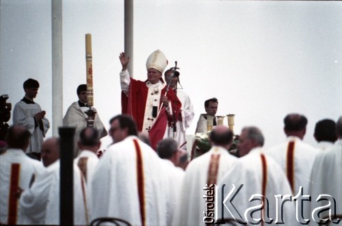 10.06.1987, Tarnów, Polska.
Trzecia pielgrzymka papieża Jana Pawła II do Polski w dniach 8-14 czerwca 1987 roku. Msza święta sprawowana przez Ojca Świętego, podczas której papież beatyfikował Karolinę Kózkównę. Jan Paweł II pozdrawia wiernych.
Fot. Edward Grochowicz, zbiory Ośrodka KARTA