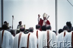 10.06.1987, Tarnów, Polska.
Trzecia pielgrzymka papieża Jana Pawła II do Polski w dniach 8-14 czerwca 1987 roku. Msza święta sprawowana przez Ojca Świętego, podczas której papież beatyfikował Karolinę Kózkównę. Jan Paweł II pozdrawia wiernych.
Fot. Edward Grochowicz, zbiory Ośrodka KARTA