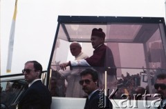 10.06.1987, Tarnów, Polska.
Trzecia pielgrzymka papieża Jana Pawła II do Polski w dniach 8-14 czerwca 1987 roku. Ojciec Święty przejeżdża w papamobile, towarzyszy mu biskup tarnowski Jerzy Ablewicz.
Fot. Edward Grochowicz, zbiory Ośrodka KARTA