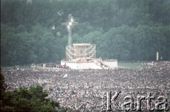 10.06.1987, Kraków, Polska.
Trzecia pielgrzymka papieża Jana Pawła II do Polski w dniach 8-14 czerwca 1987 roku. Widok Błonia podczas spotkania Ojca Świętego z wiernymi.
Fot. Edward Grochowicz, zbiory Ośrodka KARTA