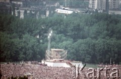 10.06.1987, Kraków, Polska.
Trzecia pielgrzymka papieża Jana Pawła II do Polski w dniach 8-14 czerwca 1987 roku. Widok Błonia podczas spotkania Ojca Świętego z wiernymi.
Fot. Edward Grochowicz, zbiory Ośrodka KARTA