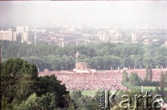 10.06.1987, Kraków, Polska.
Trzecia pielgrzymka papieża Jana Pawła II do Polski w dniach 8-14 czerwca 1987 roku. Widok Błonia podczas spotkania Ojca Świętego z wiernymi.
Fot. Edward Grochowicz, zbiory Ośrodka KARTA