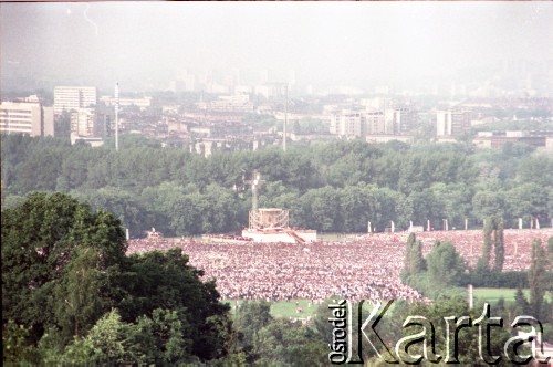 10.06.1987, Kraków, Polska.
Trzecia pielgrzymka papieża Jana Pawła II do Polski w dniach 8-14 czerwca 1987 roku. Widok Błonia podczas spotkania Ojca Świętego z wiernymi.
Fot. Edward Grochowicz, zbiory Ośrodka KARTA