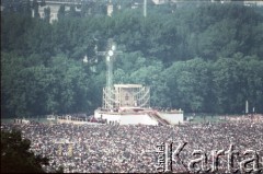 10.06.1987, Kraków, Polska.
Trzecia pielgrzymka papieża Jana Pawła II do Polski w dniach 8-14 czerwca 1987 roku. Widok Błonia podczas spotkania Ojca Świętego z wiernymi.
Fot. Edward Grochowicz, zbiory Ośrodka KARTA
