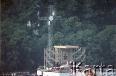 10.06.1987, Kraków, Polska.
Trzecia pielgrzymka papieża Jana Pawła II do Polski w dniach 8-14 czerwca 1987 roku. Widok na ołtarz podczas spotkania Ojca Świętego z wiernymi.
Fot. Edward Grochowicz, zbiory Ośrodka KARTA