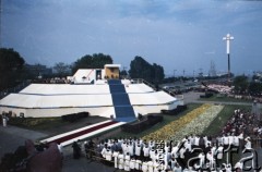 11.06.1987, Gdynia, Polska.
Trzecia pielgrzymka papieża Jana Pawła II do Polski w dniach 8-14 czerwca 1987 roku. Ołtarz na skwerze Kościuszki, gdzie papież sprawował mszę świętą. 
Fot. Edward Grochowicz, zbiory Ośrodka KARTA