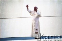 11.06.1987, Gdynia, Polska.
Trzecia pielgrzymka papieża Jana Pawła II do Polski w dniach 8-14 czerwca 1987 roku. Msza święta sprawowana przez Ojca Świętego na skwerze Kościuszki. Jan Paweł II pozdrawia wiernych.
Fot. Edward Grochowicz, zbiory Ośrodka KARTA