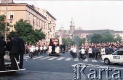 10.06.1987, Kraków, Polska.
Trzecia pielgrzymka papieża Jana Pawła II do Polski w dniach 8-14 czerwca 1987 roku. Przejazd Ojca Świętego ulicami miasta, w głębi Wawel.
Fot. Edward Grochowicz, zbiory Ośrodka KARTA