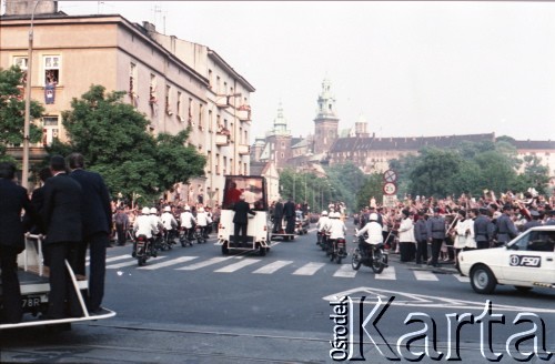 10.06.1987, Kraków, Polska.
Trzecia pielgrzymka papieża Jana Pawła II do Polski w dniach 8-14 czerwca 1987 roku. Przejazd Ojca Świętego ulicami miasta, w głębi Wawel.
Fot. Edward Grochowicz, zbiory Ośrodka KARTA