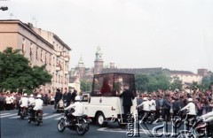 10.06.1987, Kraków, Polska.
Trzecia pielgrzymka papieża Jana Pawła II do Polski w dniach 8-14 czerwca 1987 roku. Przejazd Ojca Świętego ulicami miasta, w głębi Wawel.
Fot. Edward Grochowicz, zbiory Ośrodka KARTA