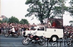 10.06.1987, Kraków, Polska.
Trzecia pielgrzymka papieża Jana Pawła II do Polski w dniach 8-14 czerwca 1987 roku. Przejazd Ojca Świętego ulicami miasta, Janowi Pawłowi w papamobile towarzyszy arcybiskup metropolita krakowski kardynał Franciszek Macharski.
Fot. Edward Grochowicz, zbiory Ośrodka KARTA