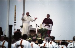 10.06.1987, Tarnów, Polska.
Trzecia pielgrzymka papieża Jana Pawła II do Polski w dniach 8-14 czerwca 1987 roku. Msza święta sprawowana przez Ojca Świętego, podczas której papież beatyfikował Karolinę Kózkównę. Z prawej biskup tarnowski Jerzy Ablewicz.
Fot. Edward Grochowicz, zbiory Ośrodka KARTA