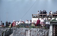 10.06.1987, Tarnów, Polska.
Trzecia pielgrzymka papieża Jana Pawła II do Polski w dniach 8-14 czerwca 1987 roku. Msza święta sprawowana przez Ojca Świętego, podczas której papież beatyfikował Karolinę Kózkównę.
Fot. Edward Grochowicz, zbiory Ośrodka KARTA