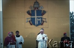 11.06.1987, Gdynia, Polska.
Trzecia pielgrzymka papieża Jana Pawła II do Polski w dniach 8-14 czerwca 1987 roku. Msza święta sprawowana przez Ojca Świętego na skwerze Kościuszki. 1. z prawej prymas Polski kardynał Józef Glemp.
Fot. Edward Grochowicz, zbiory Ośrodka KARTA