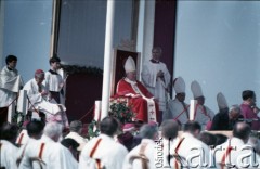 10.06.1987, Tarnów, Polska.
Trzecia pielgrzymka papieża Jana Pawła II do Polski w dniach 8-14 czerwca 1987 roku. Msza święta sprawowana przez Ojca Świętego, podczas której papież beatyfikował Karolinę Kózkównę. Z lewej siedzi arcybiskup metropolita krakowski kardynał Franciszek Macharski, obok Jana Pawła II stoi ksiądz Piero Marini, Mistrz Papieskich Ceremonii Liturgicznych, poniżej prymas Polski kardynał Józef Glemp.
Fot. Edward Grochowicz, zbiory Ośrodka KARTA