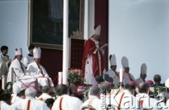 10.06.1987, Tarnów, Polska.
Trzecia pielgrzymka papieża Jana Pawła II do Polski w dniach 8-14 czerwca 1987 roku. Msza święta sprawowana przez Ojca Świętego, podczas której papież beatyfikował Karolinę Kózkównę. Z lewej siedzą arcybiskup metropolita krakowski kardynał Franciszek Macharski i biskup tarnowski Jerzy Ablewicz, z prawej prymas Polski kardynał Józef Glemp, arcybiskup metropolita wrocławski kardynał Henryk Gulbinowicz i sekretarz stanu Stolicy Apostolskiej kardynał Agostino Casaroli.
Fot. Edward Grochowicz, zbiory Ośrodka KARTA