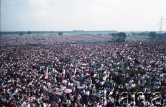 10.06.1987, Tarnów, Polska.
Trzecia pielgrzymka papieża Jana Pawła II do Polski w dniach 8-14 czerwca 1987 roku. Widok na plac na osiedlu Jasna II podczas mszy świętej sprawowanej przez Ojca Świętego.
Fot. Edward Grochowicz, zbiory Ośrodka KARTA