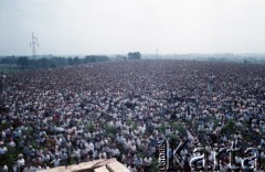 10.06.1987, Tarnów, Polska.
Trzecia pielgrzymka papieża Jana Pawła II do Polski w dniach 8-14 czerwca 1987 roku. Wierni na plac na osiedlu Jasna II uczestniczący w mszy świętej sprawowanej przez Ojca Świętego.
Fot. Edward Grochowicz, zbiory Ośrodka KARTA
