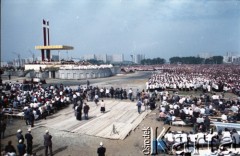 10.06.1987, Tarnów, Polska.
Trzecia pielgrzymka papieża Jana Pawła II do Polski w dniach 8-14 czerwca 1987 roku. Msza święta sprawowana przez Ojca Świętego, podczas której papież beatyfikował Karolinę Kózkównę. Z lewej widoczny ołtarz.
Fot. Edward Grochowicz, zbiory Ośrodka KARTA