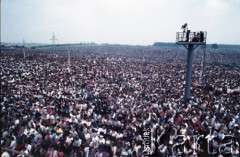 10.06.1987, Tarnów, Polska.
Trzecia pielgrzymka papieża Jana Pawła II do Polski w dniach 8-14 czerwca 1987 roku. Wierni na plac na osiedlu Jasna II uczestniczący w mszy świętej sprawowanej przez Ojca Świętego.
Fot. Edward Grochowicz, zbiory Ośrodka KARTA