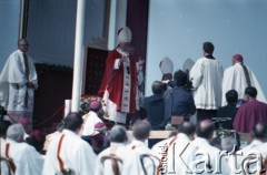 10.06.1987, Tarnów, Polska.
Trzecia pielgrzymka papieża Jana Pawła II do Polski w dniach 8-14 czerwca 1987 roku. Msza święta sprawowana przez Ojca Świętego, podczas której papież beatyfikował Karolinę Kózkównę. Z lewej arcybiskup metropolita krakowski kardynał Franciszek Macharski, za papieżem ksiądz Piero Marini, Mistrz Papieskich Ceremonii Liturgicznych, poniżej prymas Polski kardynał Józef Glemp.
Fot. Edward Grochowicz, zbiory Ośrodka KARTA