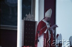 10.06.1987, Tarnów, Polska.
Trzecia pielgrzymka papieża Jana Pawła II do Polski w dniach 8-14 czerwca 1987 roku. Ojciec Święty podczas mszy świętej sprawowanej na terenie osiedla Jasna II. Z prawej prymas Polski kardynał Józef Glemp.
Fot. Edward Grochowicz, zbiory Ośrodka KARTA