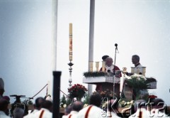 10.06.1987, Tarnów, Polska.
Trzecia pielgrzymka papieża Jana Pawła II do Polski w dniach 8-14 czerwca 1987 roku. Msza święta sprawowana przez Ojca Świętego, podczas której papież beatyfikował Karolinę Kózkównę. Obok Jana Pawła II Piero Marini, Mistrz Papieskich Ceremonii Liturgicznych.
Fot. Edward Grochowicz, zbiory Ośrodka KARTA