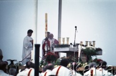 10.06.1987, Tarnów, Polska.
Trzecia pielgrzymka papieża Jana Pawła II do Polski w dniach 8-14 czerwca 1987 roku. Msza święta sprawowana przez Ojca Świętego, podczas której papież beatyfikował Karolinę Kózkównę.
Fot. Edward Grochowicz, zbiory Ośrodka KARTA