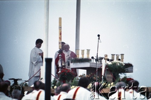 10.06.1987, Tarnów, Polska.
Trzecia pielgrzymka papieża Jana Pawła II do Polski w dniach 8-14 czerwca 1987 roku. Msza święta sprawowana przez Ojca Świętego, podczas której papież beatyfikował Karolinę Kózkównę.
Fot. Edward Grochowicz, zbiory Ośrodka KARTA