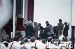 10.06.1987, Tarnów, Polska.
Trzecia pielgrzymka papieża Jana Pawła II do Polski w dniach 8-14 czerwca 1987 roku. Msza święta sprawowana przez Ojca Świętego, podczas której papież beatyfikował Karolinę Kózkównę. Składanie darów, obok Jana Pawła II stoi Piero Marini, Mistrz Papieskich Ceremonii Liturgicznych. 
Fot. Edward Grochowicz, zbiory Ośrodka KARTA